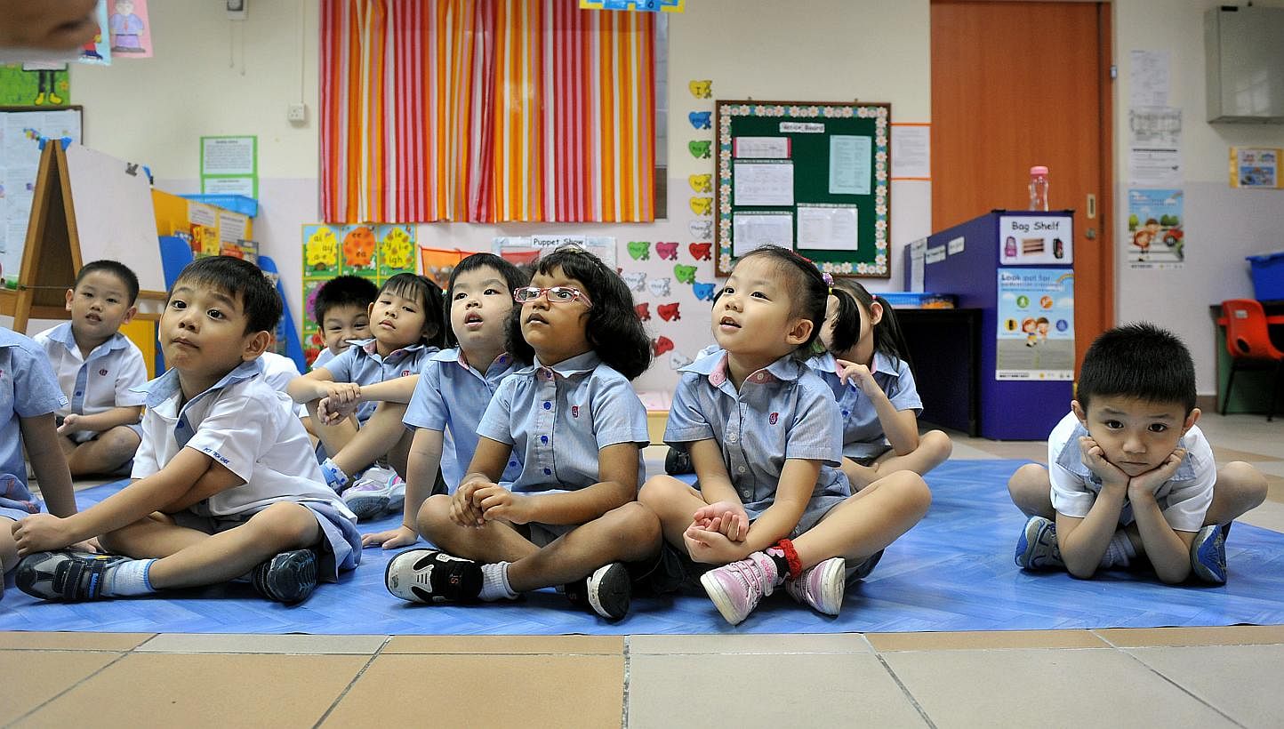 Pupils attend a Chinese reading lesson at the PAP Community Foundation Teck Ghee kindergarten on July 27, 2013. The Lee Kuan Yew (LKY) Fund for Bilingualism said on Monday, Aug 5, 2013, that it is supporting a new bi-weekly Chinese language publicati