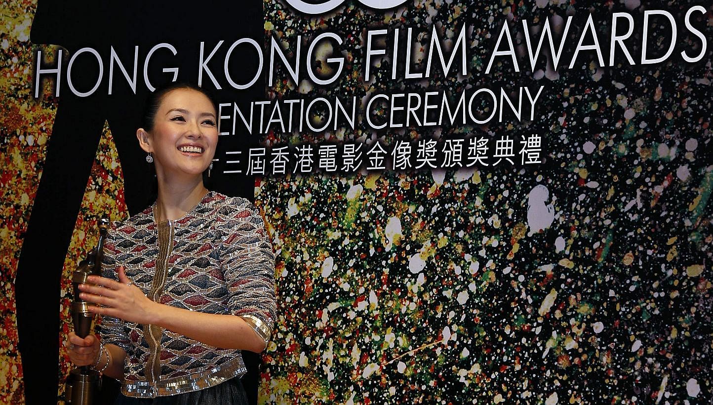 Chinese actress Zhang Ziyi poses backstage after winning the Best Actress award for her role in the movie "The Grandmaster" during the 33rd Hong Kong Film Awards in Hong Kong April 13, 2014. -- PHOTO: REUTERS