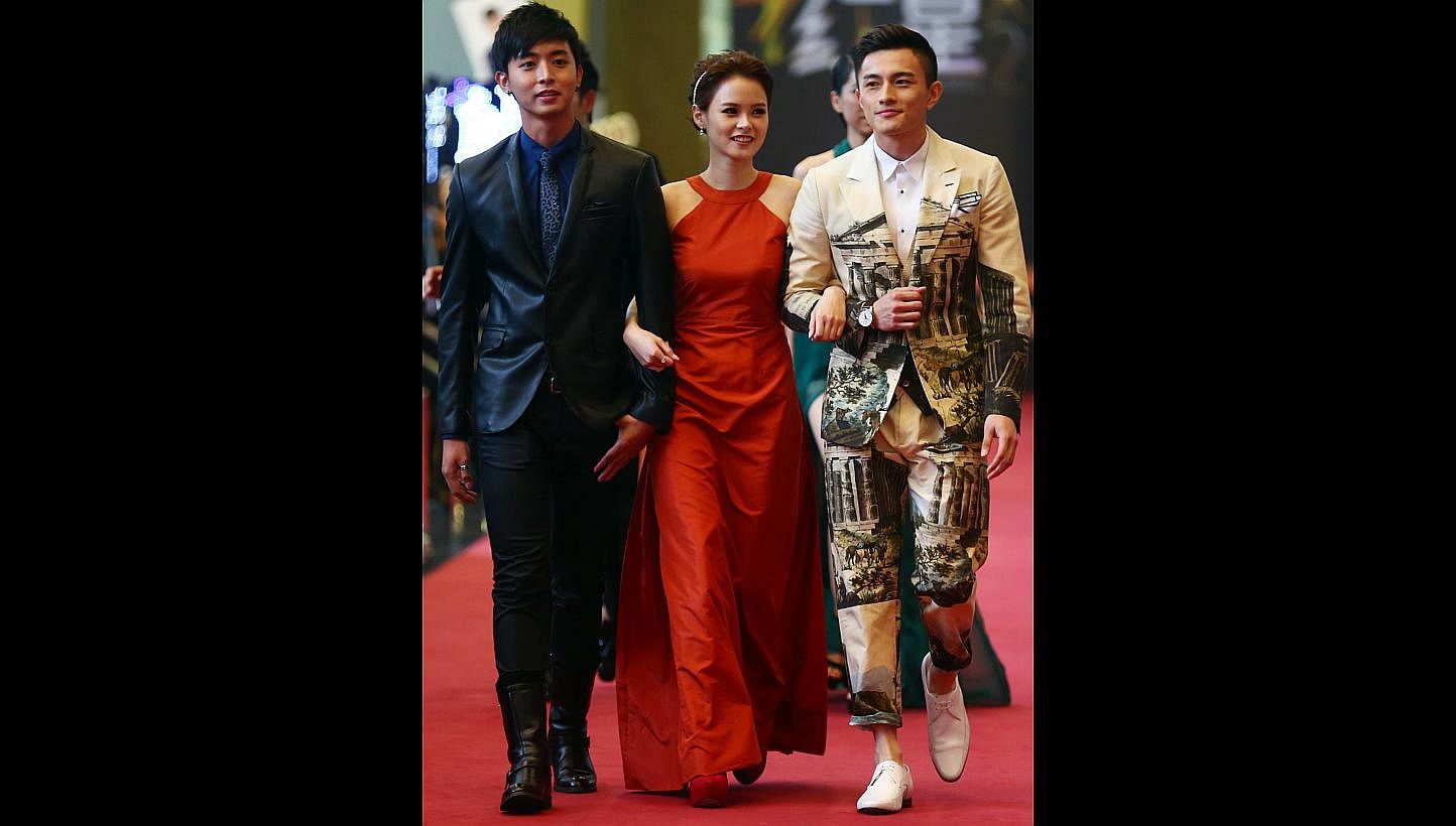 Which HDB heartland auntie helped to dress Jayley Woo (centre, with&nbsp;Aloysius Pang and Shane Pow)? This Raoul gown looked a little too mature and conservative for the 22-year-old actress.&nbsp;-- TNP PHOTO: GAVIN FOO