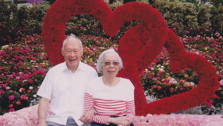 Photo of former prime minister&nbsp;Lee Kuan Yew and wife Kwa Geok Choo at Sentosa, taken on Valentine’s Day in 2008. -- PHOTO:&nbsp;KWA KIM LI