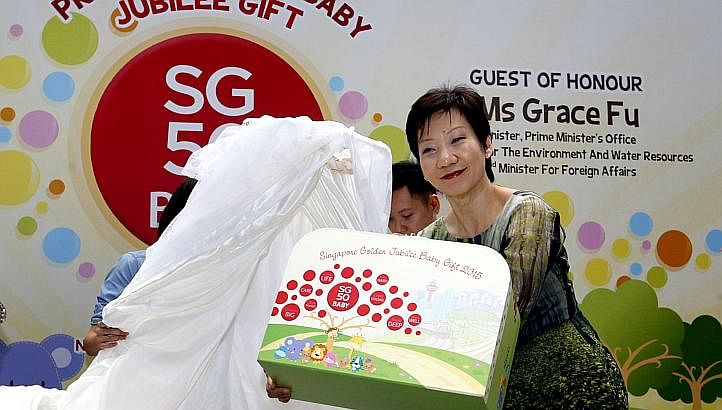 Minister in the Prime Minister's Office Grace Fu unveiled the SG50 Baby Jubilee Gift, a specially-designed suitcase containing eight items such as a medallion, a set of baby clothes and a shawl, on Sunday. -- PHOTO: CHEW SENG KIM