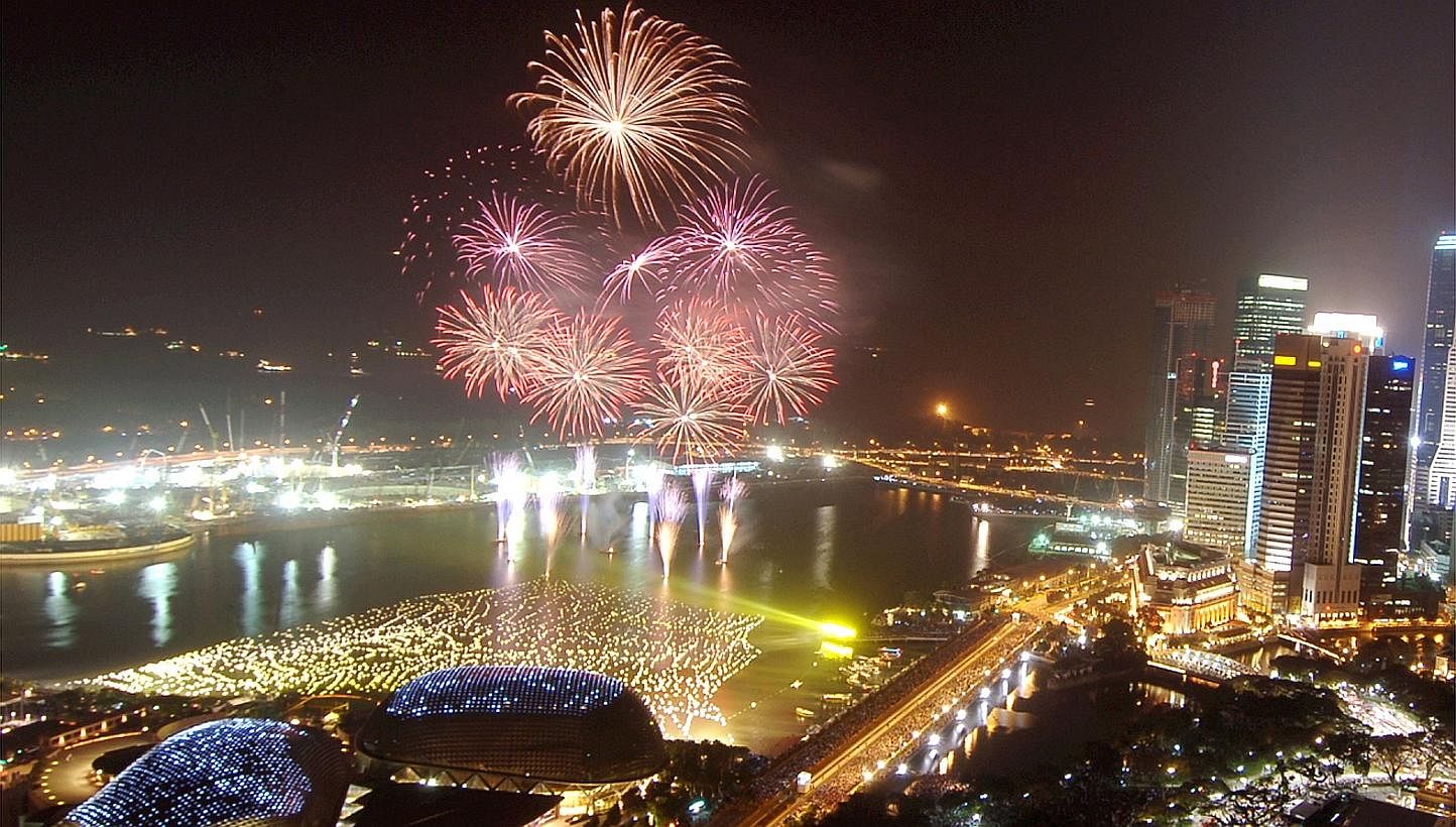 A spectacular 8 minute firework display against the Marina Bay skyline wowed a crowd of thousands which have gathered for the countdown to 2008. -- ST PHOTO: DESMOND FOO