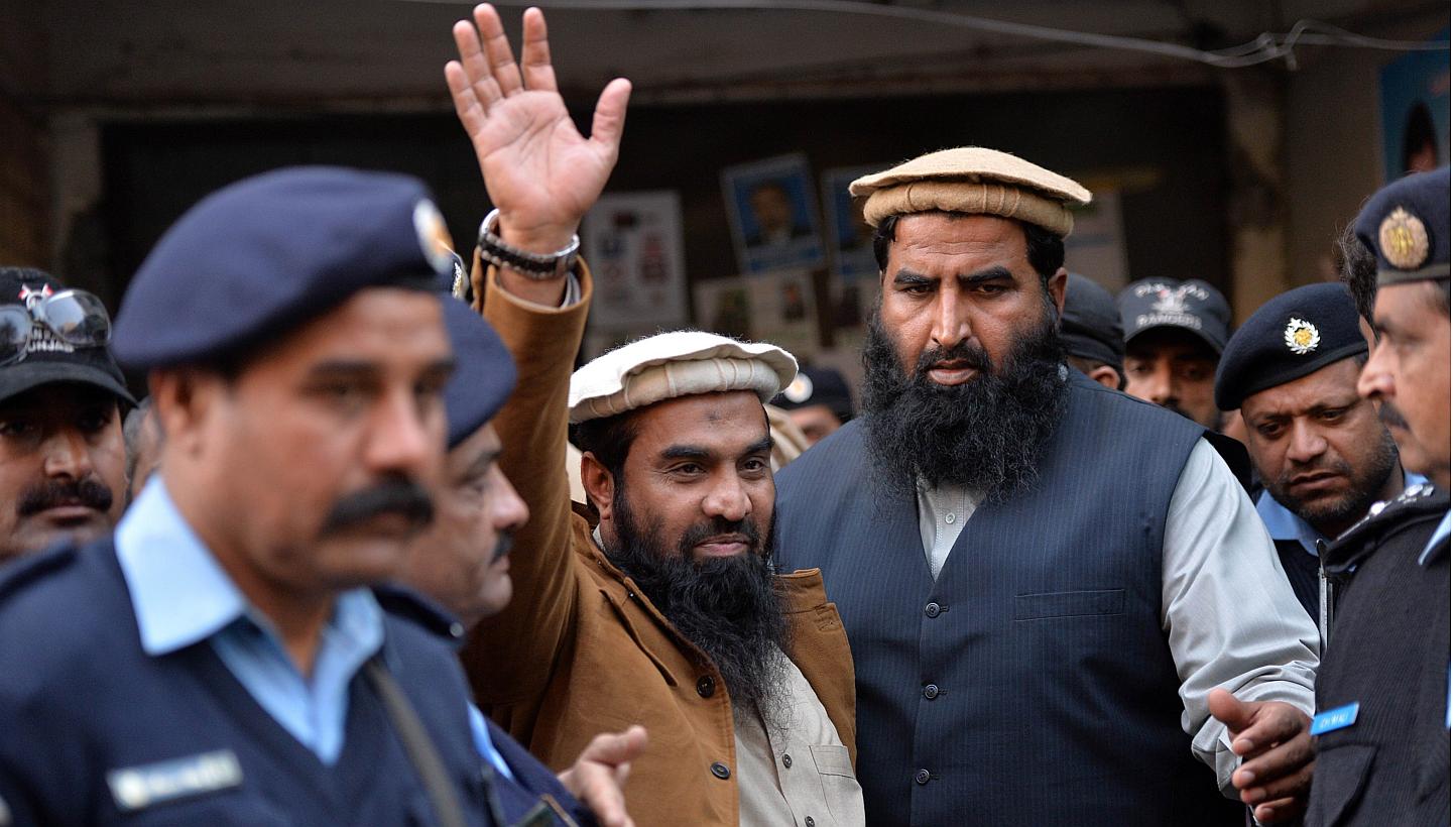 Pakistani security personnel escort Zaki-ur-Rehman Lakhvi (centre), the alleged mastermind of the 2008 Mumbai attacks, as he leaves court after a hearing in Islamabad on Jan 1, 2015. A Pakistani court on Thursday sent the alleged mastermind of the 20
