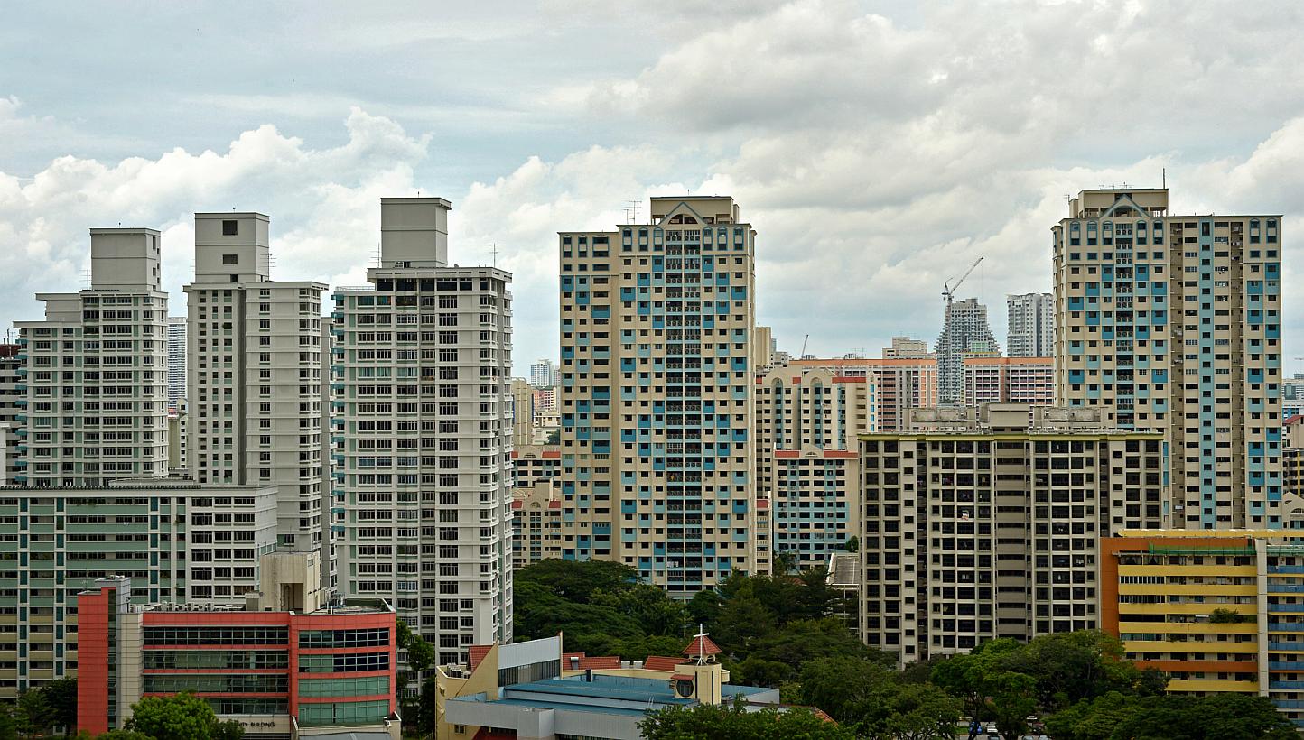The Resale Price Index for HDB flats fell by 1.4% in the fourth quarter of 2014 from the previous quarter, according to the Housing Board's flash estimate. -- ST PHOTO: KUA CHEE SIONG 