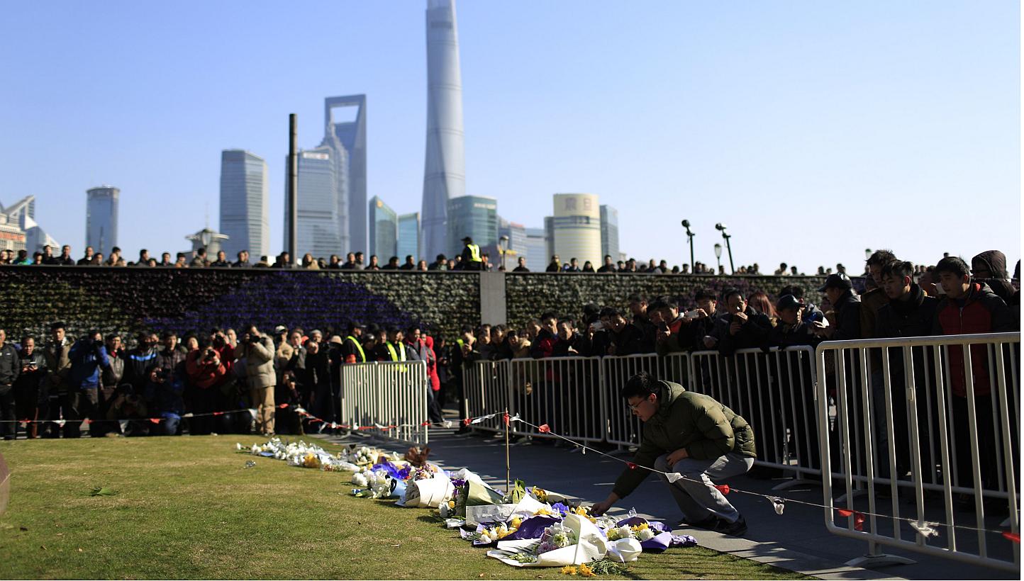 People laying down flowers during a memorial ceremony on Jan 1, 2015, in memory of people who were killed in a stampede incident during a New Year's celebration on the Bund, in Shanghai. -- PHOTO: REUTERS