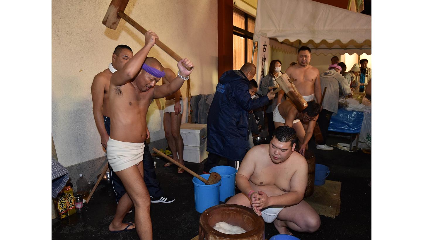 Men in loinclothes pound steamed rice into mochi, a rice cake, to celebrate the New Year at the Kanda shrine in Tokyo on Jan 1, 2015.&nbsp;Nine people have choked to death in Japan after eating traditional glutinous "mochi" rice cakes to celebrate th