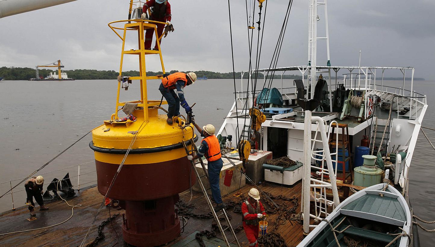 Workers assemble a beacon buoy that will placed on the site where, according to officials, the tail of crashed AirAsia flight QZ8501 has been located, near Kumai port in Pangkalan Bun on Jan 5, 2015. -- PHOTO: REUTERS