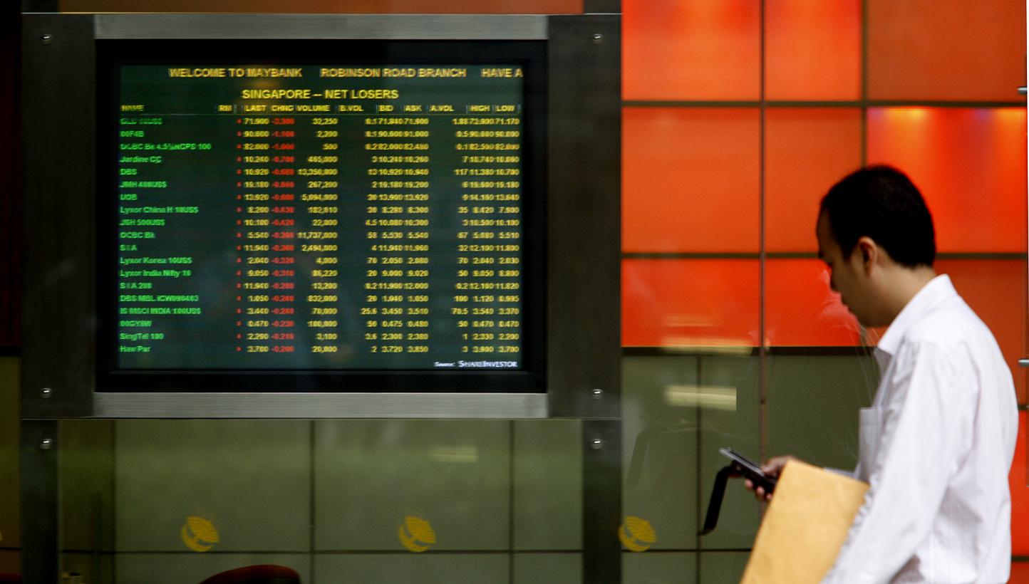 The local market rose for the second day as investors took a cue from the rally at Wall Street, with 23 of the blue chip counters ended the day higher amid the buoyant mood. -- ST PHOTO: BRYAN VAN DER BEEK