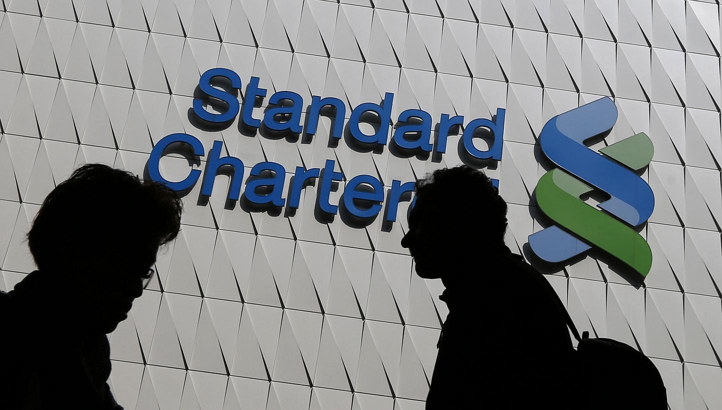 Passersby walk in front of the main branch of Standard Chartered in Hong Kong Jan 8, 2015.&nbsp;Standard Chartered chief executive Peter Sands' decision to cut the bank's loss-making equities business was almost a year in the making, despite the shoc