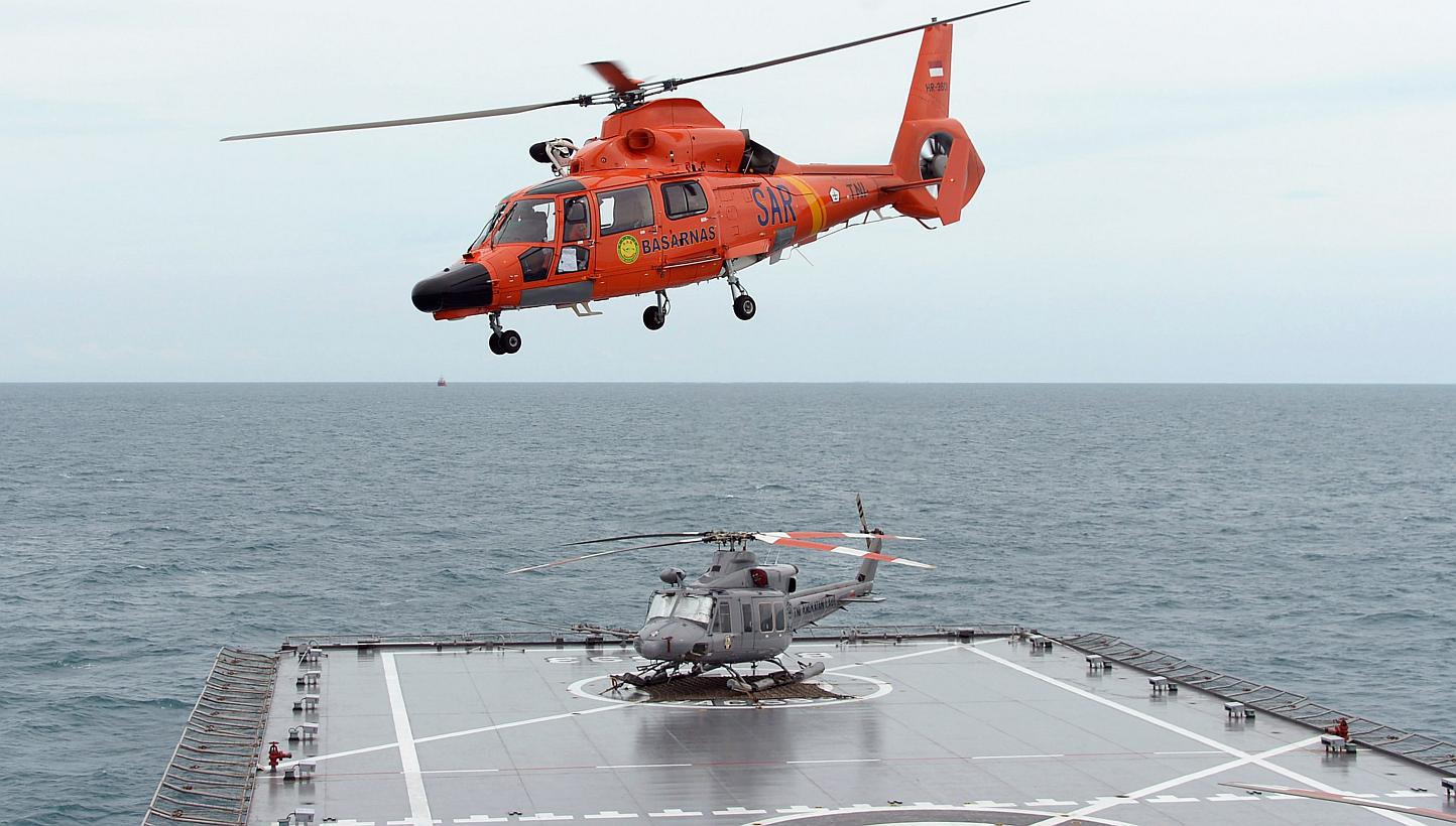 A national search and rescue helicopter departs from Indonesian navy vessel KRI Banda Aceh in the Java sea on Jan 8, 2015. -- PHOTO: REUTERS