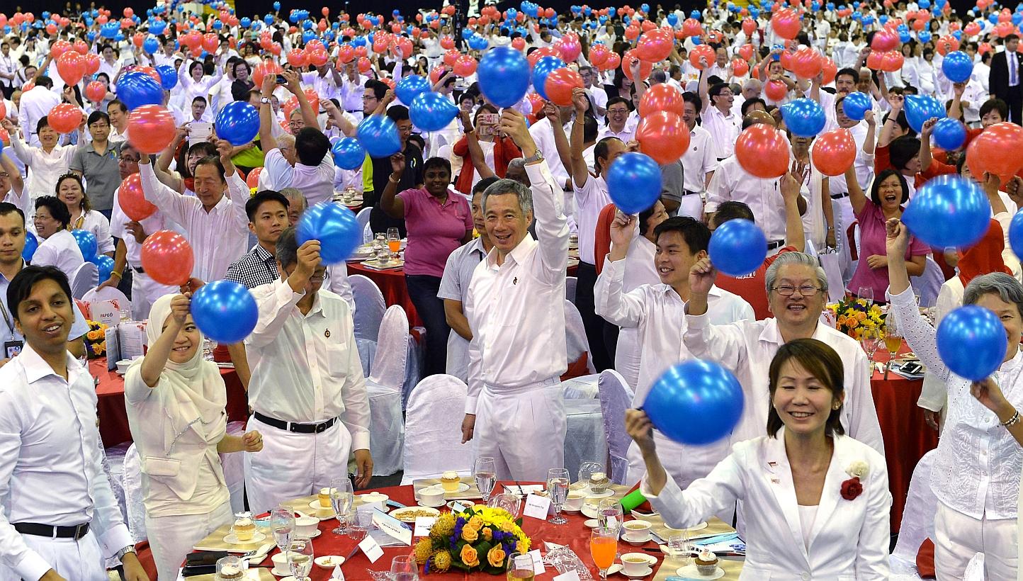 Prime Minister Lee Hsien Loong (front row, centre) at a dinner and awards ceremony to mark the People’s Action Party's (PAP) 60th anniversary held at Expo Hall 7 on Nov 22, 2014. -- ST PHOTO: NG SOR LUAN