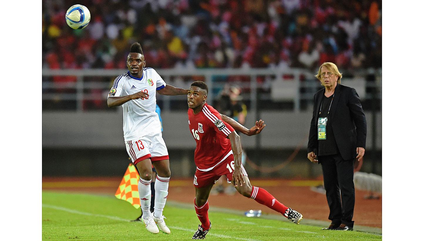Equatorial Guinea's defender Sipo Bohale (centre) vies with Congo's forward Thierry Bifouma eyed by Congo's coach Claude Le Roy during the 2015 African Cup of Nations group A football match at Bata Stadium in Bata on Jan 17, 2015. Equatorial Gui