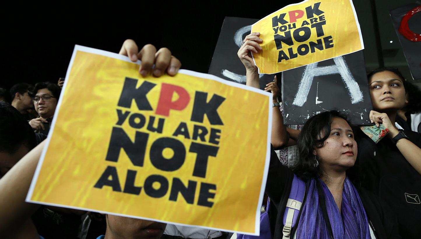 Indonesian anti-corruption activists hold placards supporting the Corruption Eradiction Commission (KPK) during a protest at the KPK office in Jakarta, Indonesia on Jan 23 2015. The deputy chief of Indonesia’s most powerful anti-corruption body was