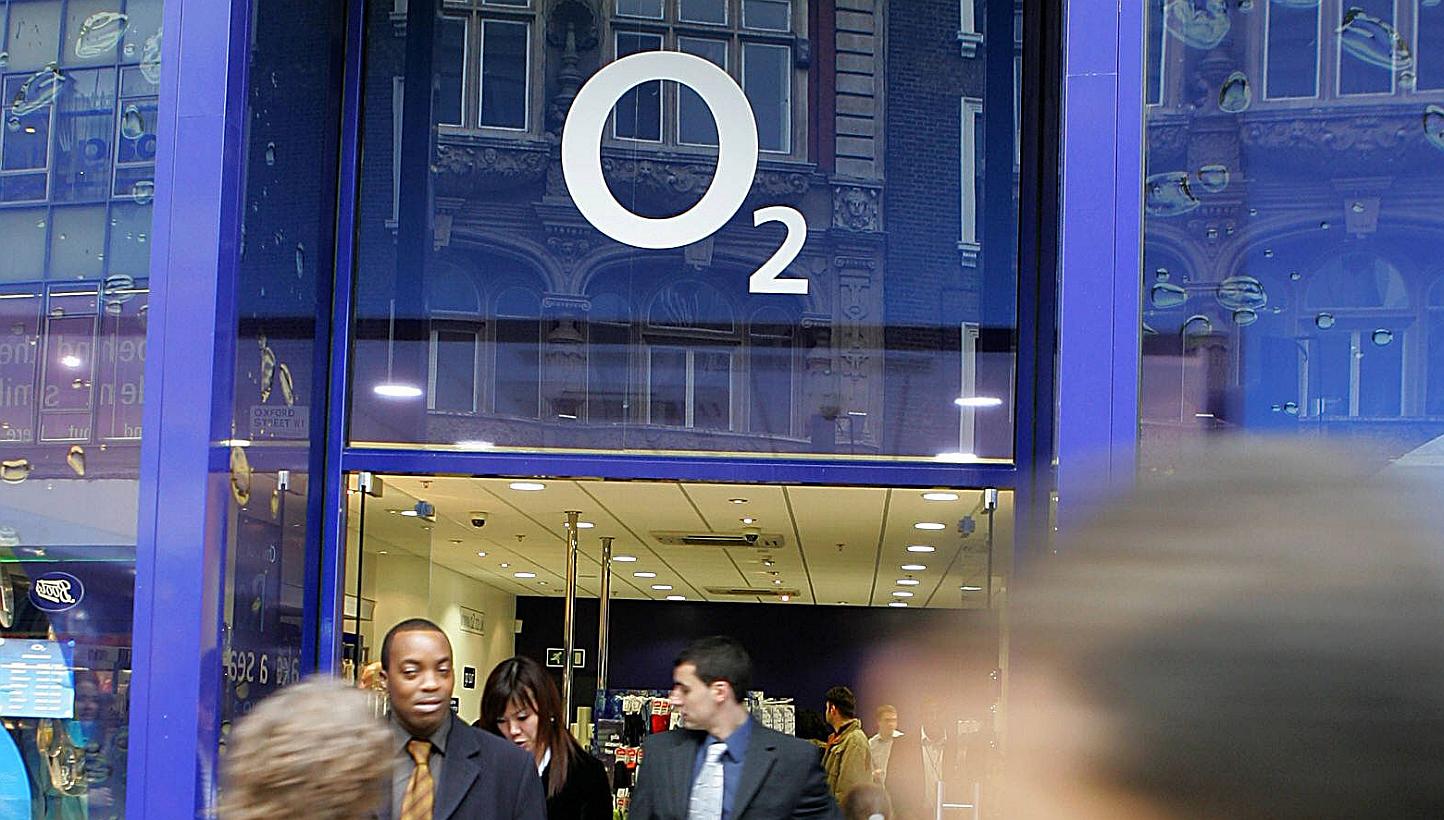 A 2005 file photo of an O2 mobile phone store in London. Hong Kong tycoon Li Ka Shing's Hutchison Whampoa said on Jan 23, 2015 it is in "exclusive negotiations" to buy O2 - a deal that would create Britain's biggest mobile phone group. -- PHOTO: AFP