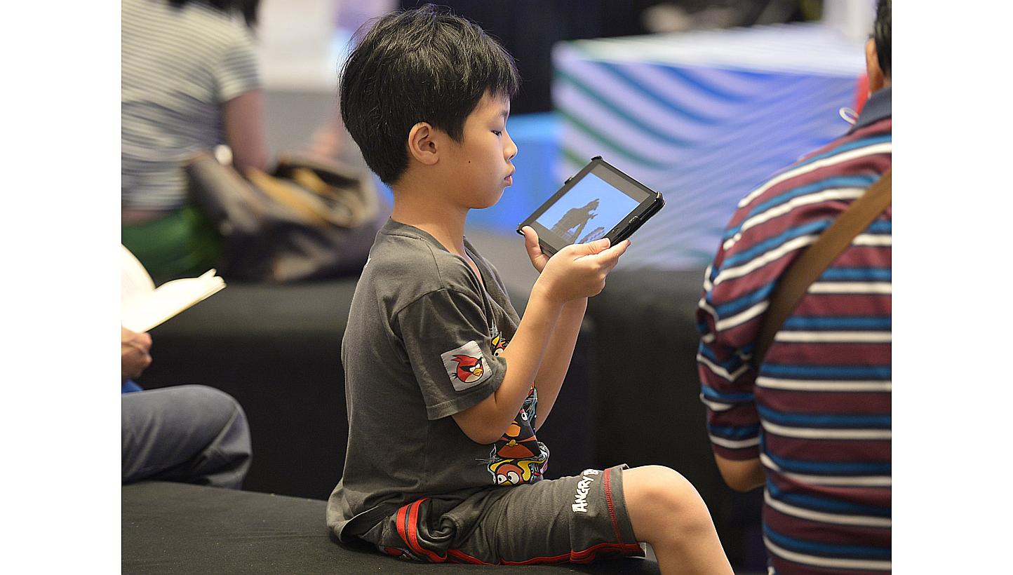 The new regulation stipulates that juveniles "may not constantly use electronic products for a period of time that is not reasonable," according to the amendment.&nbsp;-- PHOTO: ST FILE