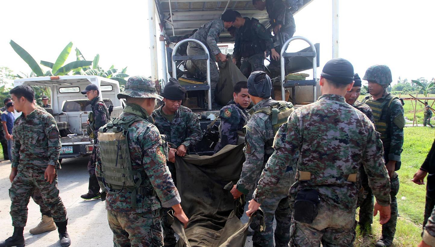 Members of the elite Police Special Action Force carry the body of their comrade who was killed in an encounter in the town of Mamasapano, Maguindanao province, the Philippines, on Jan 26, 2015.&nbsp;At least 50 policemen from the elite Special Actio