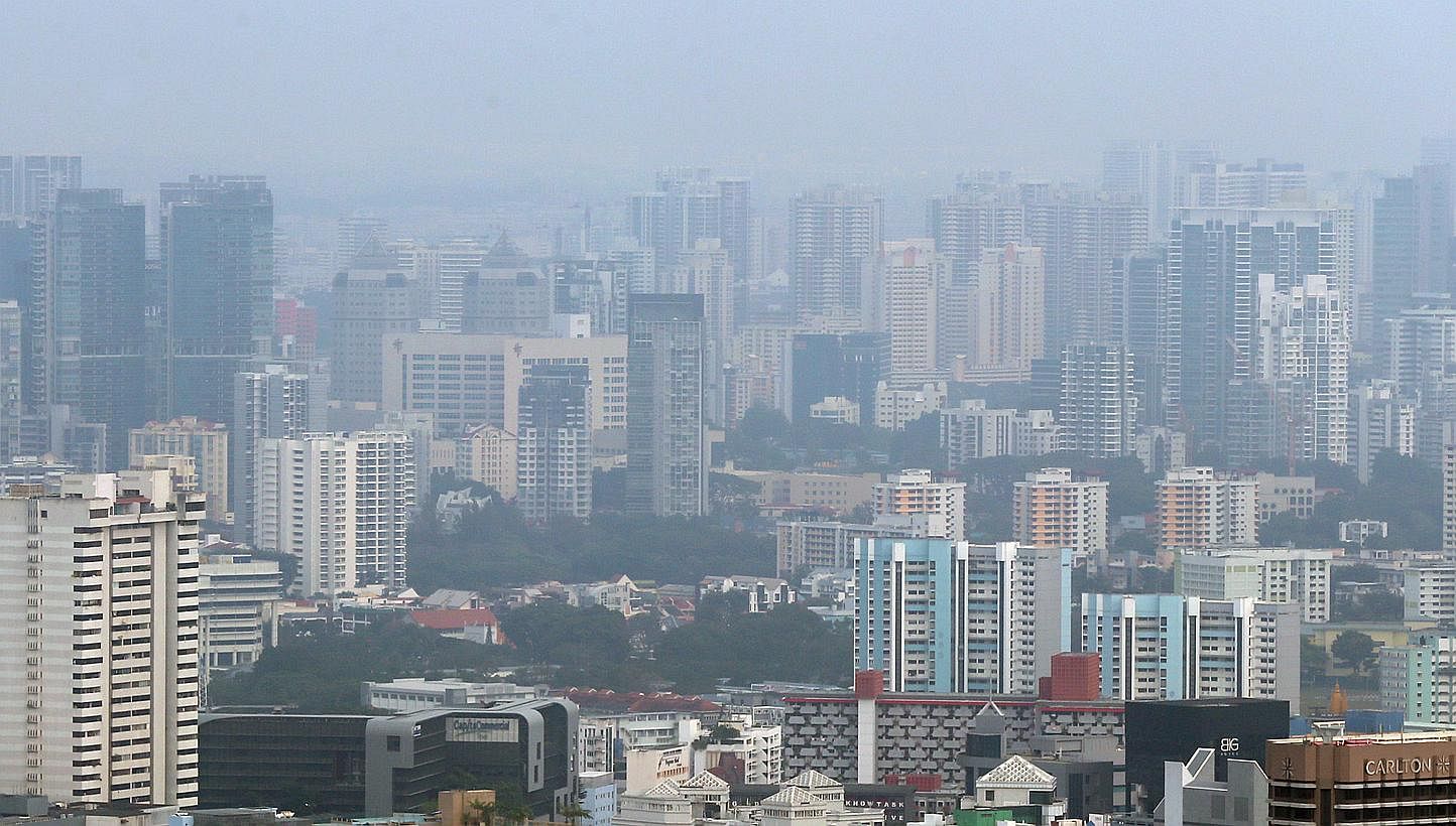 The Pollutant Standards Index (PSI) has been slowly inching upwards over the past couple of days. Readings since Sunday show that it has been hovering in the 60s and 70s range. -- ST PHOTO: NEO XIAOBIN
