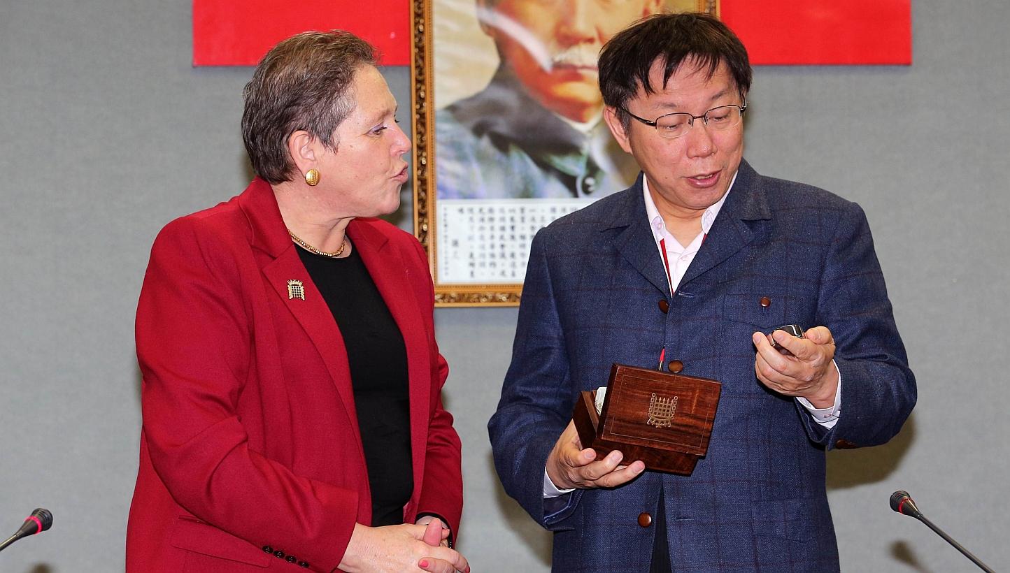 Taipei Mayor Ko Wen-je (rght) receiving a gift of a watch from visiting British Transport Minister Baroness Susan Kramer on Jan 26, 2015. Mr Ko apologised for joking he would send the watch for scrap. -- PHOTO: AFP