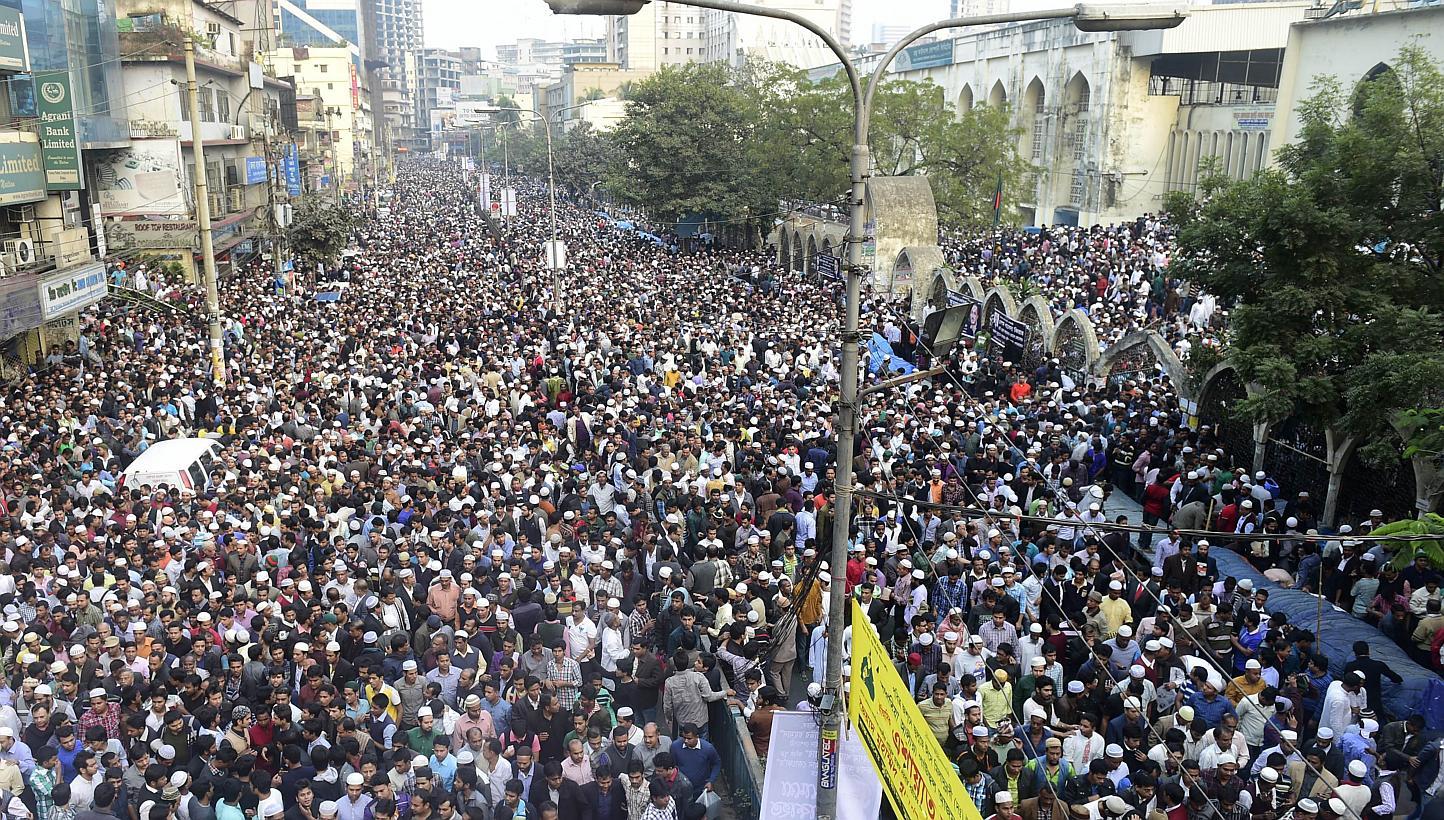 A large crowd of thousands including Bangladesh Nationalist Party (BNP) supporters gather to offer funeral prayers for Arafat Rahman Koko, son of former Bangladeshi president Ziaur Rahman and former prime minister Khaleda Zia, in Dhaka on Jan 27, 201