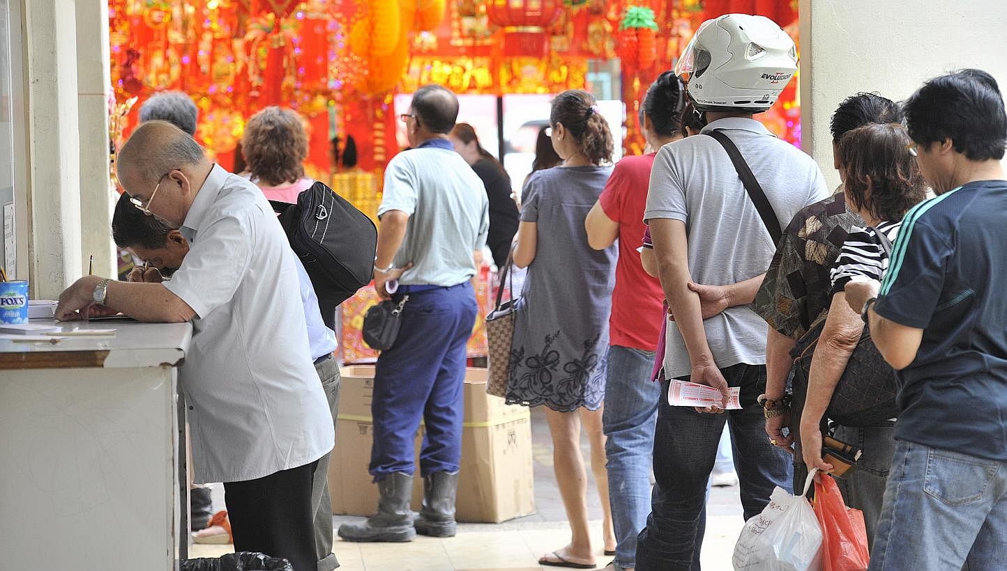 People waiting to buy their Toto tickets at an outlet in Yishun on Jan 24, 2014. -- PHOTO: ST FILE&nbsp;