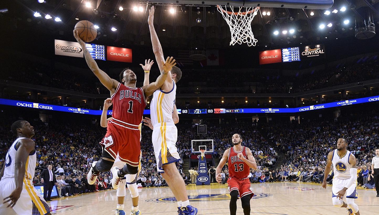 Chicago Bulls guard Derrick Rose (2nd left) goes to the basket as Golden State Warriors forward David Lee (3rd left) defends during the second half of their NBA game at Oracle Arena in Oakland, California, USA, on Jan 27, 2015.&nbsp;Derrick Rose scor