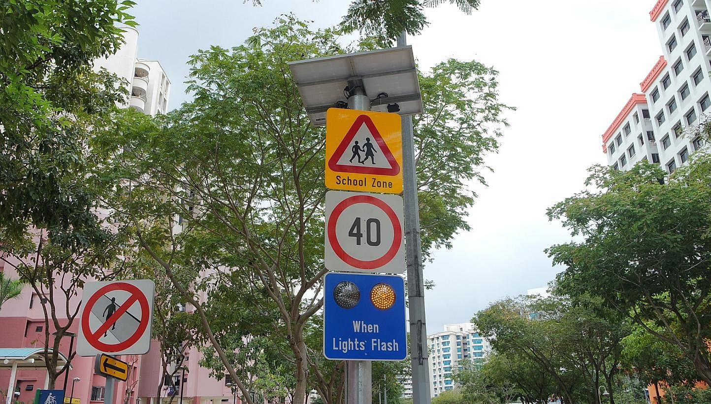 Motorists will be required to reduce their speed limit to 40kmh or under when the amber lights on the sign flash during school peak hours. -- ST PHOTO: MIRANDA YEO