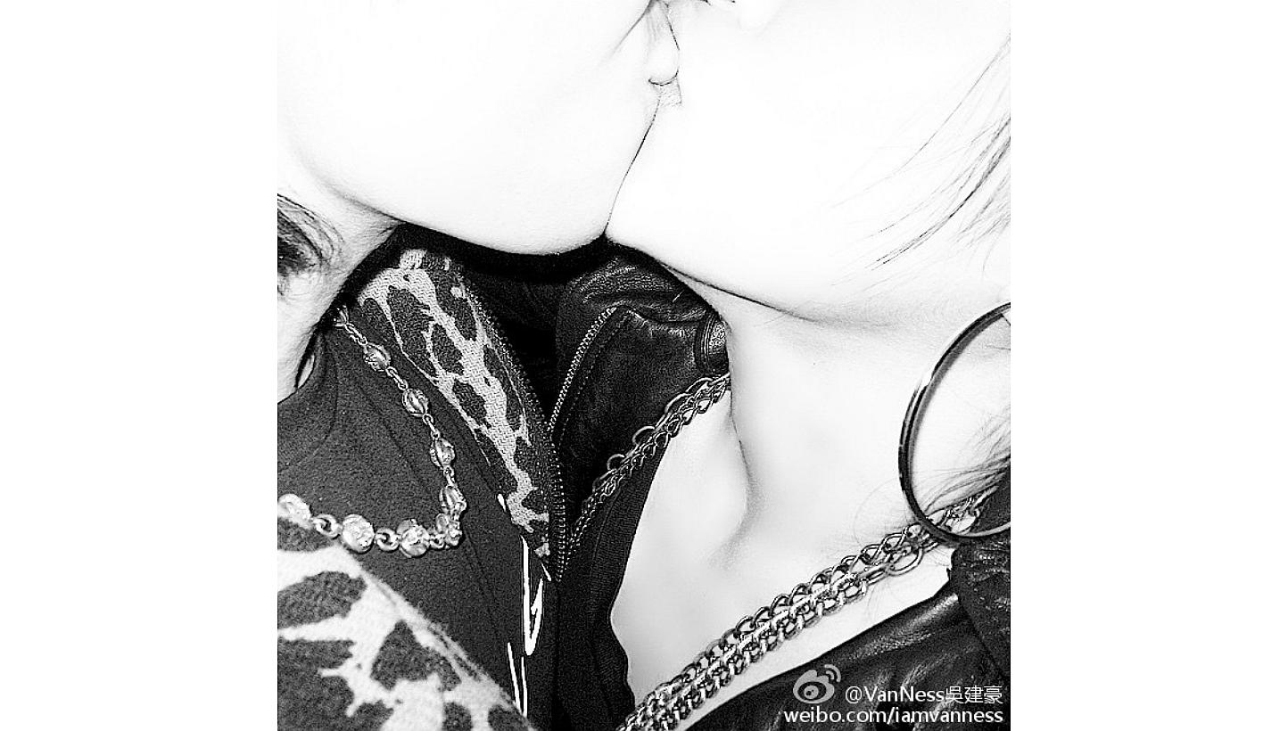 The new image posted on Van Ness Wu's Instagram and Weibo pages show only half of the kissing couple's faces, but the two are wearing the kind of heavy necklaces Wu and Arissa Cheo have previously been photographed in. -- PHOTO: WEIBO