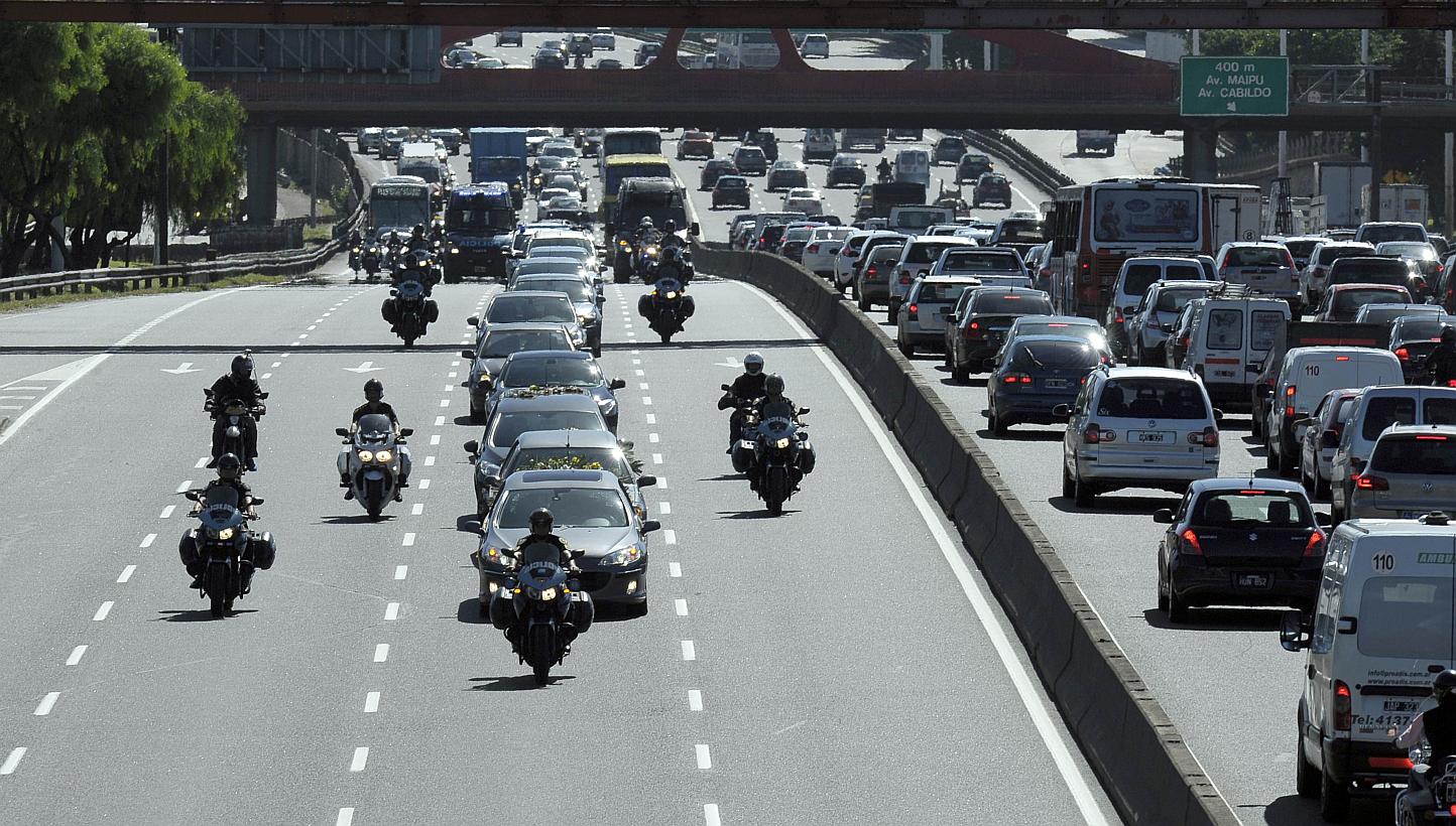 The funeral cortege carrying the remains of Argentine prosecutor Alberto Nisman heads for La Tablada Israelite cemetery in Buenos Aires, on Jan 29, 2015. -- PHOTO: AFP