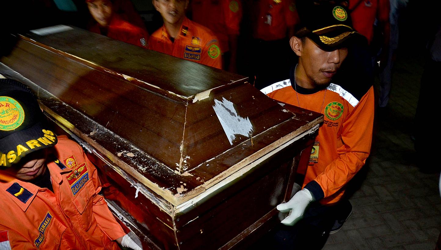 Members of an Indonesian rescue team carry a coffin with the remains of a victim of the AirAsia flight QZ8501 accident, in Makassar, South Sulawesi on Jan 30, 2014. The AirAsia flight QZ8501's emergency locator transmitter (ELT) has reportedly been f