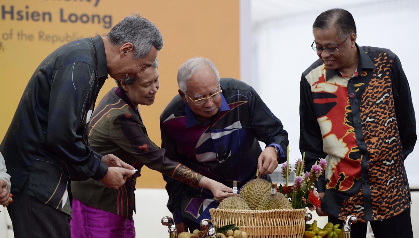 Malaysia's Agriculture and Agro-based Industries Minister Ismail Sabri Yaakob (right) reportedly posted comments on Facebook calling on Malays to boycott Chinese businesses. -- PHOTO: ST FILE 