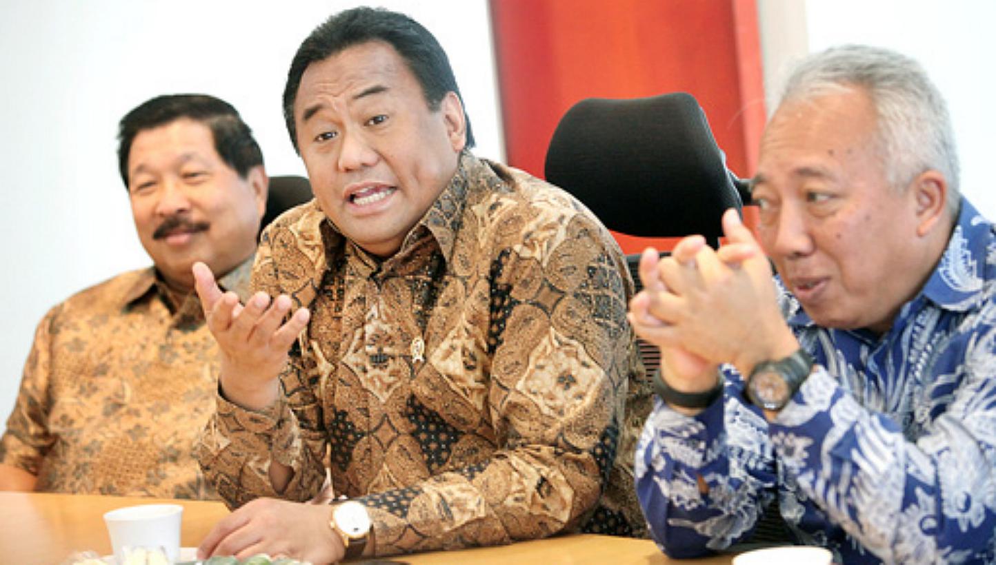 Indonesian Trade Minister Rachmat Gobel (center) speaks at a meeting in Jakarta on Dec 22, 2014, flanked by his special advisers Johnny Darmawan (left) and Benny Soetrisno. Mr Gobel&nbsp;sparked anger on Wednesday, Feb 4, 2015, after saying that seco