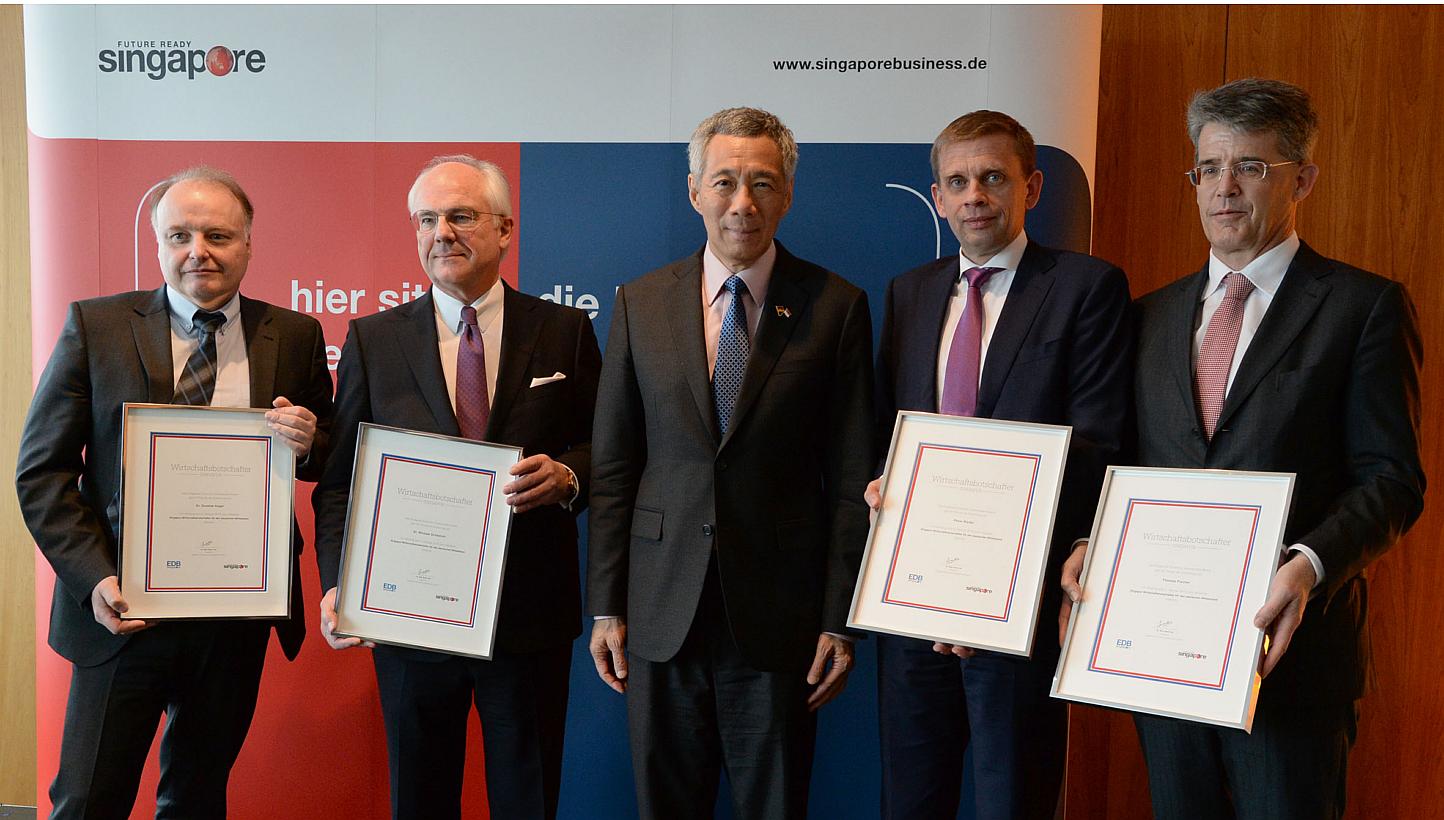 Prime Minister Lee Hsien Loong (centre) and the four new EDB Economic Ambassadors, (from left) Dr Gunther Kegel, Dr Michael Schadlich , Mr Peter Riedel and Mr Thomas Fischer at the launch of the EDB's Economic Ambassadors Programme in Berlin on Feb