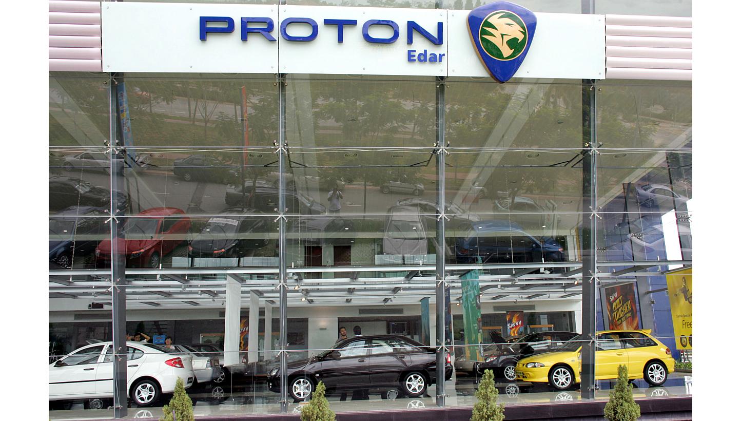 Malaysia's Proton Holdings Bhd has signed a memorandum of understanding (MoU) to develop and manufacture an Indonesian national car, one of the accords reached during Indonesia President Joko Widodo's first bilateral visit to Malaysia. -- PHOTO:&nbsp