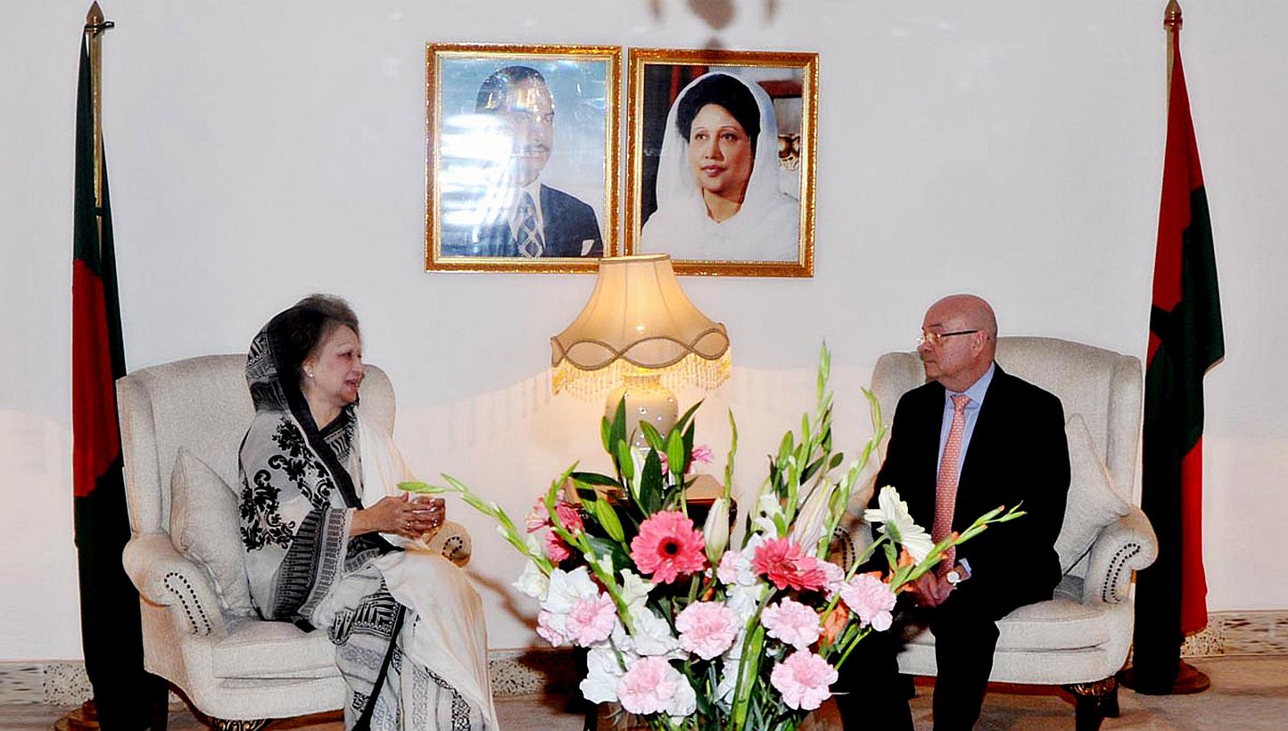 British High Commissioner in Bangladesh, Robert Gibson (right) speaking with Bangladesh Nationalist Party chief Khaleda Zia in her office in Dhaka on Feb 11, 2015. -- PHOTO: AFP 