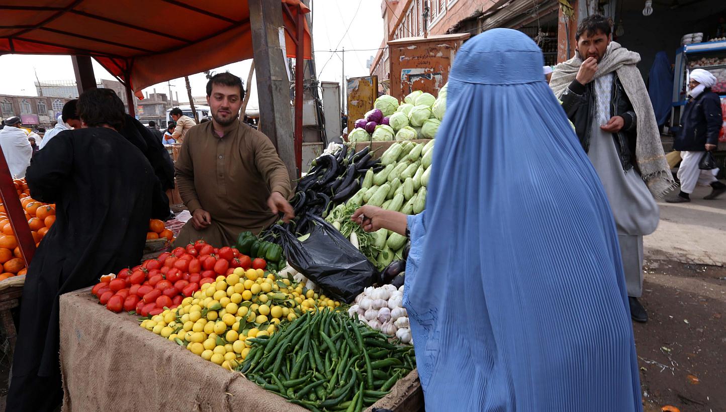 An Afghan man sells vegetables by the roadside in Herat, Afghanistan, Feb 10 2015. Afghanistan is to issue visas on arrival as it seeks to cut red tape to boost business in the impoverished country, the foreign ministry said Wednesday. -- PHOTO: