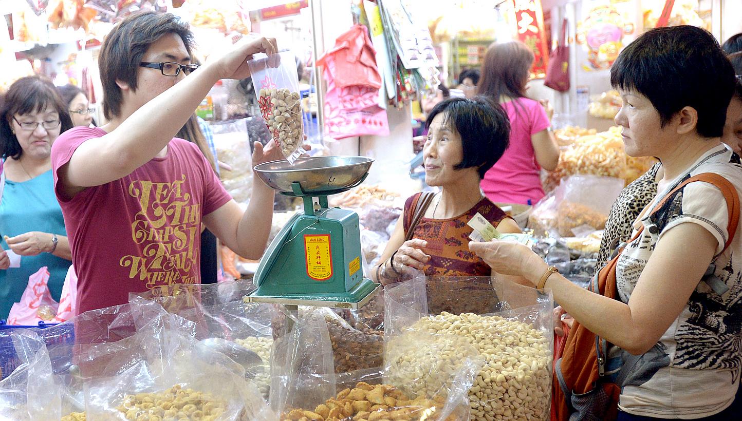Customers at Albert Centre shopping for Chinese New Year foodstuff, Feb 10, 2015. -- ST PHOTO: LIM SIN THAI