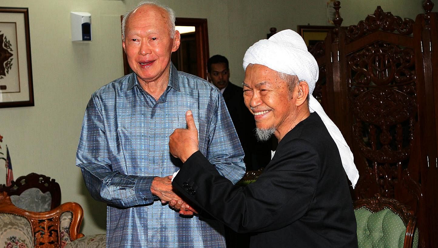 Minister Mentor Lee Kuan Yew (left) meeting Kelantan’s Menteri Besar and spiritual leader Nik Aziz on June 14, 2009, at the state capital Kota Baru. -- PHOTO: LIANHE ZAOBAO