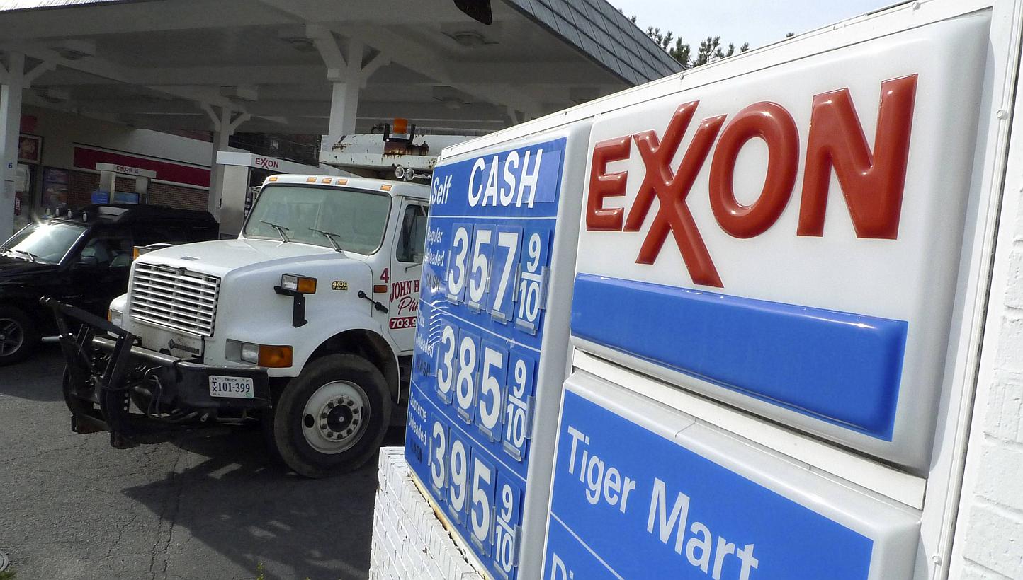An Exxon gas station is pictured in Arlington, Virginia in a Jan 31, 2012 file photo. Warren Buffett's Berkshire Hathaway exited a US$3.7 billion investment in Exxon Mobil Corp. amid a slump in oil prices. -- PHOTO: REUTERS&nbsp;