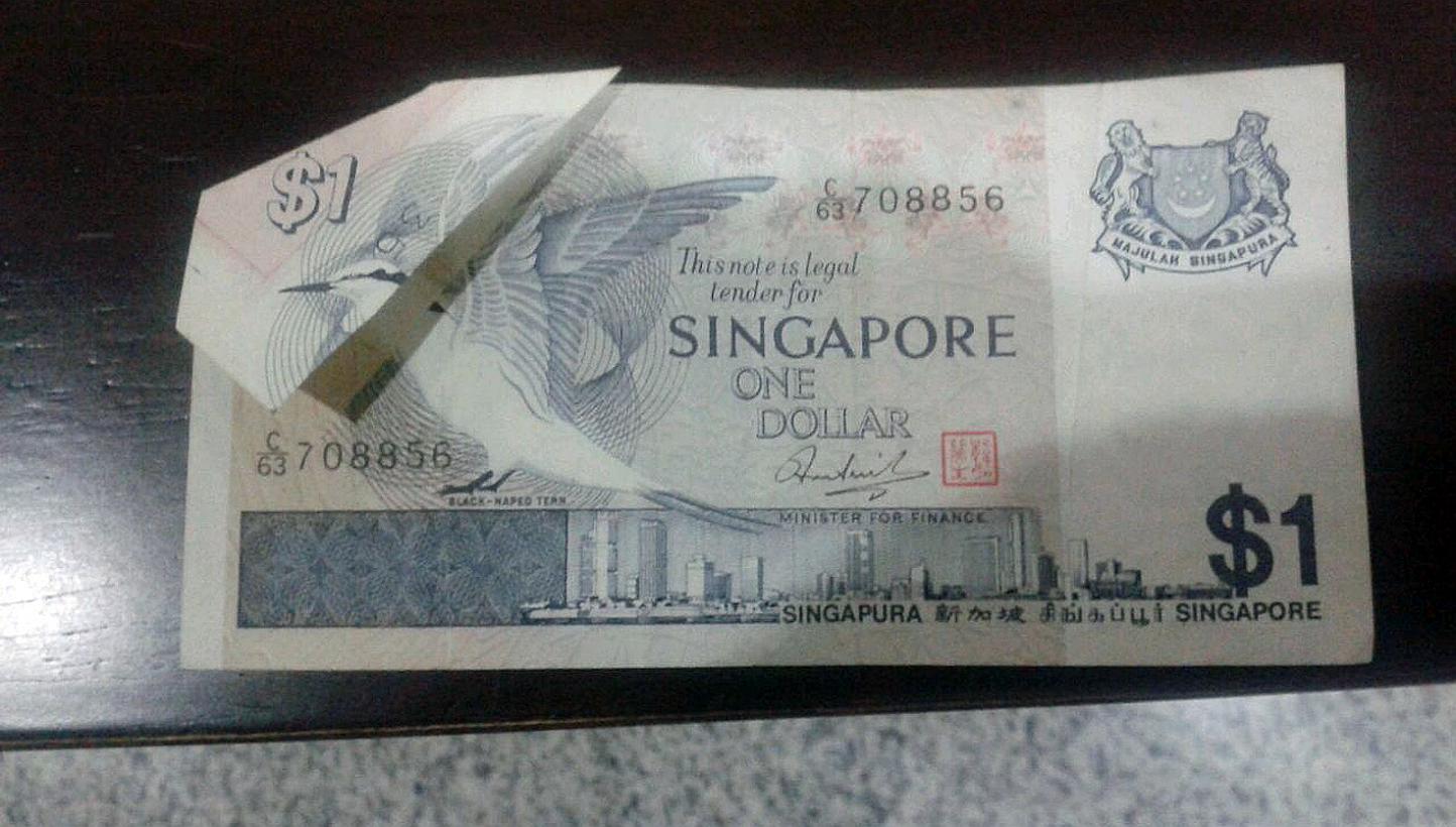 A defective one dollar Singapore note from the 1980s may now fetch its lucky owner $1,700.&nbsp;-- PHOTO: WANBAO READER&nbsp;