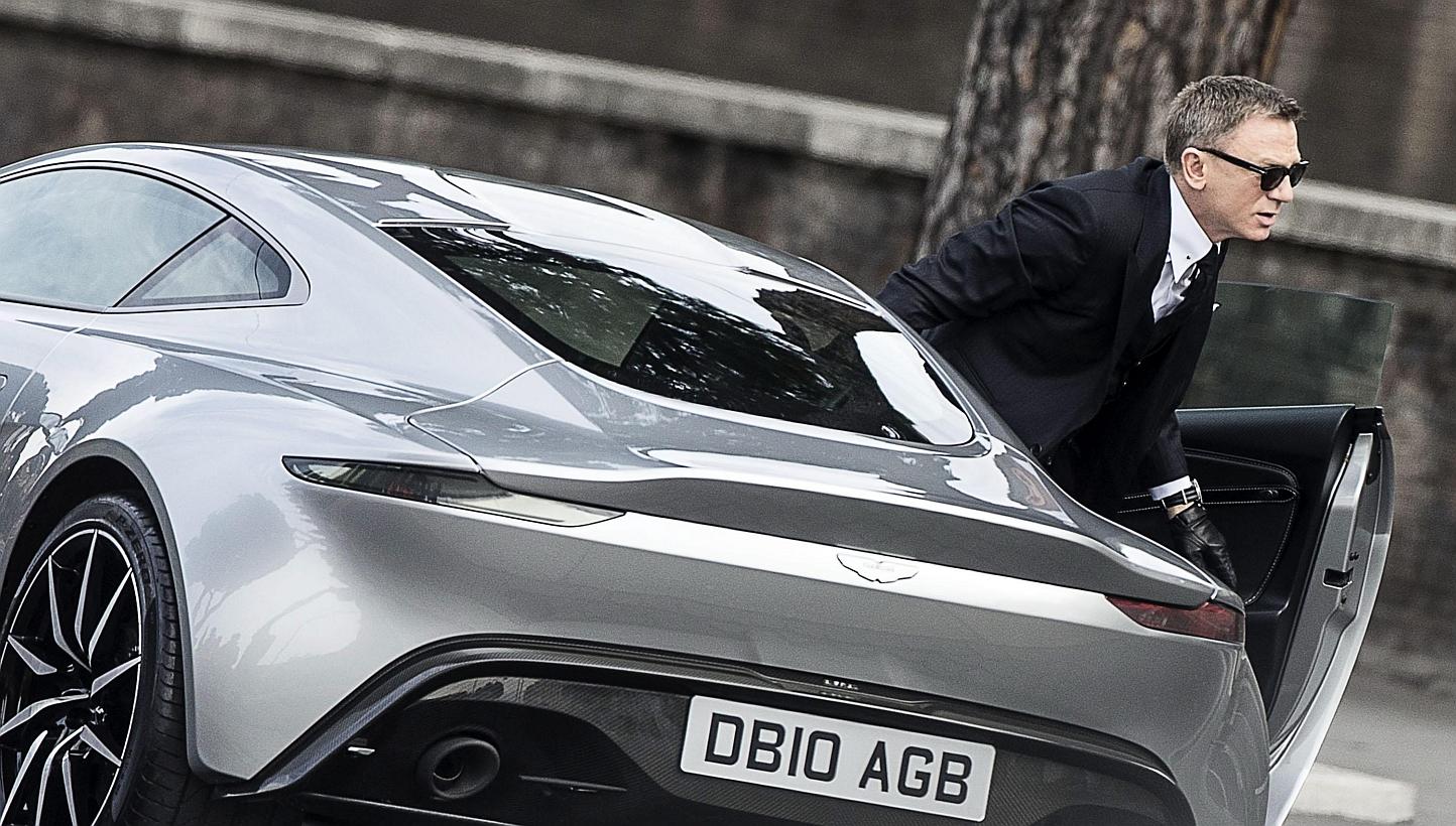 British actor Daniel Craig performs during the shooting of the 24th James Bond movie Spectre in Rome, Italy, Feb 21, 2015. Craig has been taking advantage of new James Bond movie Spectre being shot in Rome to sample the local cuisine in between high-