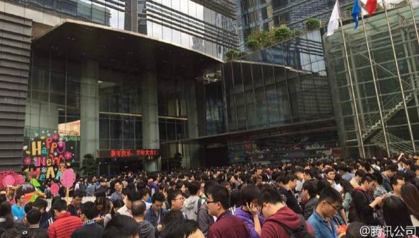 Tencent employees queuing outside the company's headquarters in Shenzhen as they await their turn to receive a red packet from founder Pony Ma Huateng. -- PHOTO: WEIBO