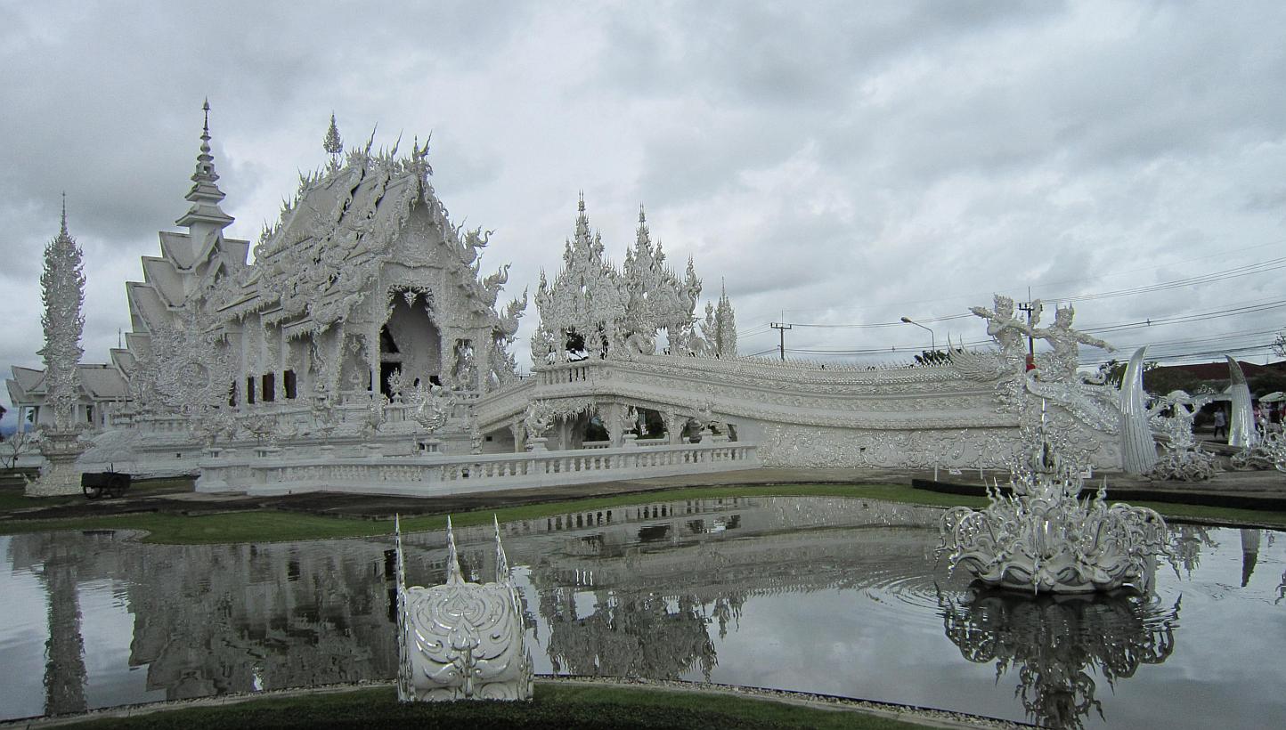 A famous temple in northern Thailand will build separate toilets for Thais and other non-Chinese tourists after Chinese tourists apparently made lavatories unusable for others, German news agency DPA reported on Saturday. -- PHOTO: ELAINE NG CHI