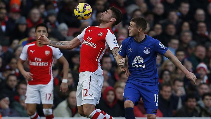 Arsenal's French striker Olivier Giroud (2nd L) controls the ball during the English Premier League football match between Arsenal and Everton at the Emirates stadium in London Sunday. Arsenal won the game 2-0. -- PHOTO: AFP