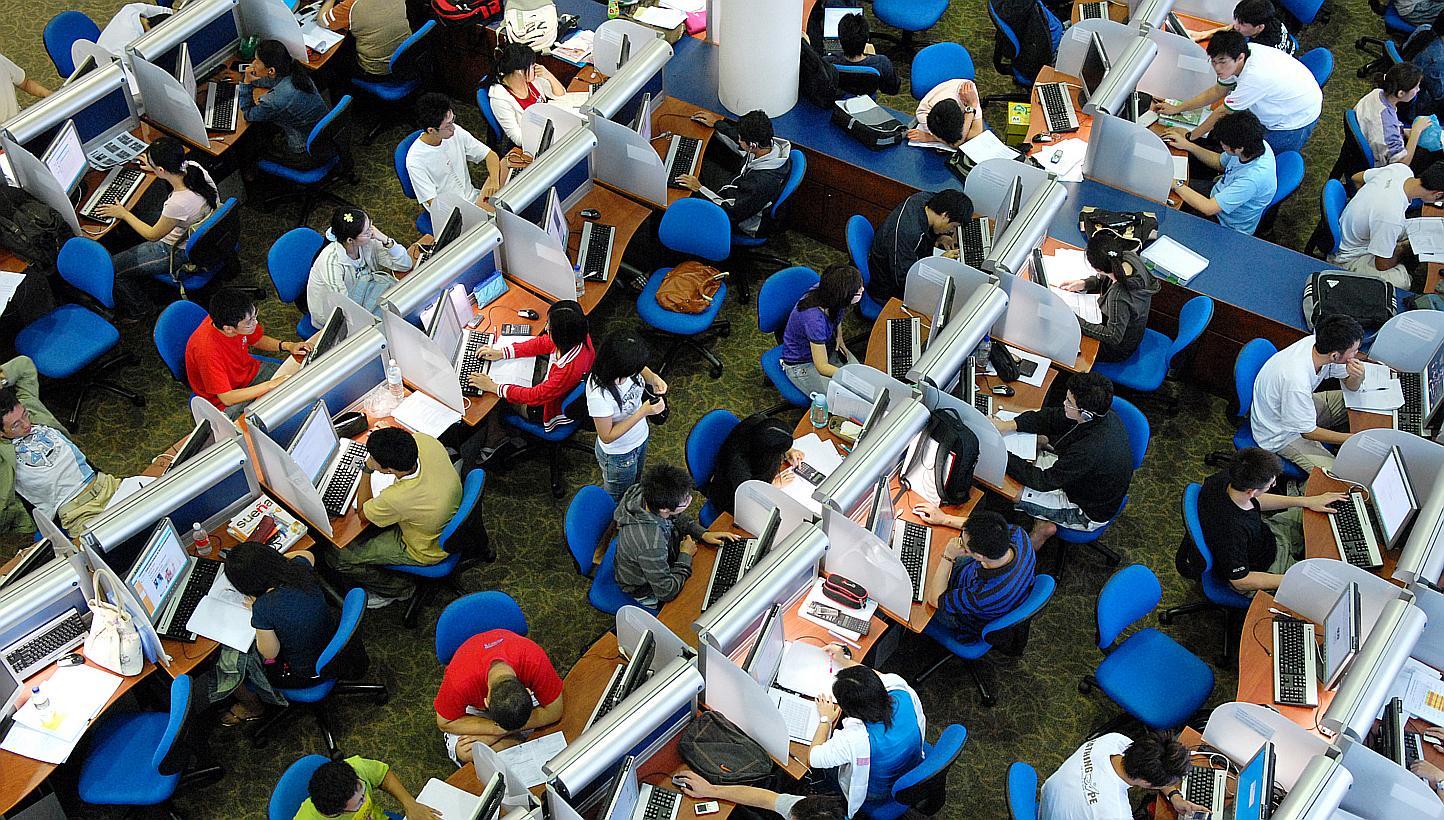 Nanyang Technological University (NTU) students studying in the Lee Wee Nam library. NTU has recruited 13 consultants to help students start their careers on the right footing. -- ST PHOTO: ALPHONSUS CHERN&nbsp;