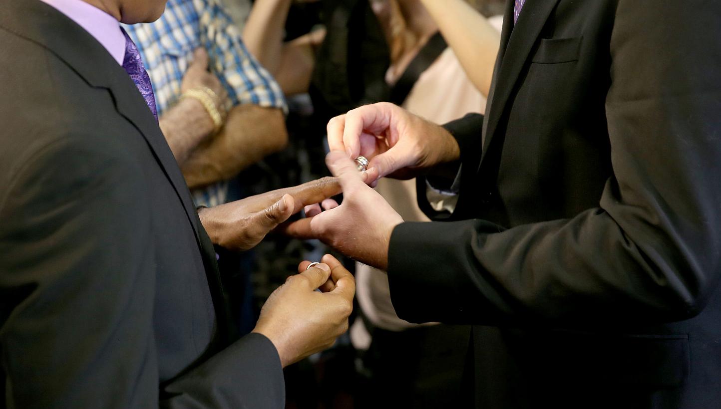 Newlyweds exchange rings during a gay marriage ceremony in the US state of Miami on Jan 5, 2015. A California lawyer has submitted a referendum proposal to outlaw homosexuality in the famously liberal western US state, on pain of execution. -- P