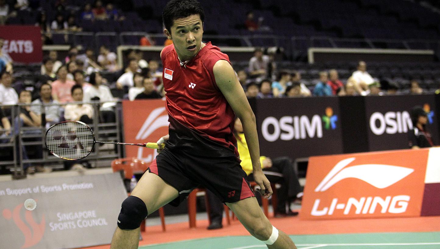 Indonesian badminton player Taufik Hidayat watching a smash from Malaysia’s Daren Liew whizz past him during their first-round men’s singles match at the Li-Ning Singapore Open on June 15, 2011. &nbsp;-- PHOTO: KEVIN LIM