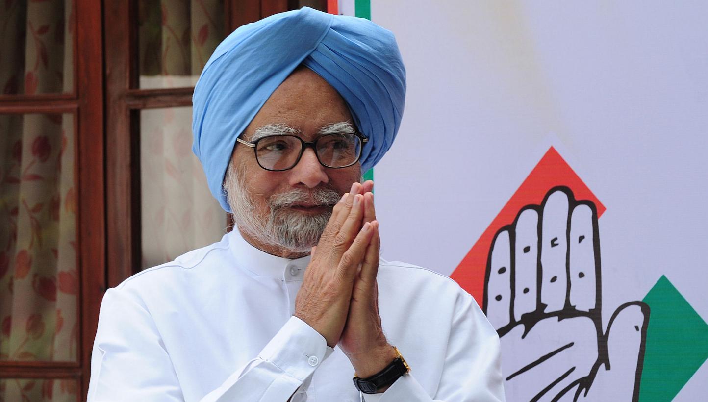 Former Indian PM Manmohan Singh gesturing as he arrives for the launch of an online and application based membership drive of the Congress Party in New Delhi on March 30, 2015. 