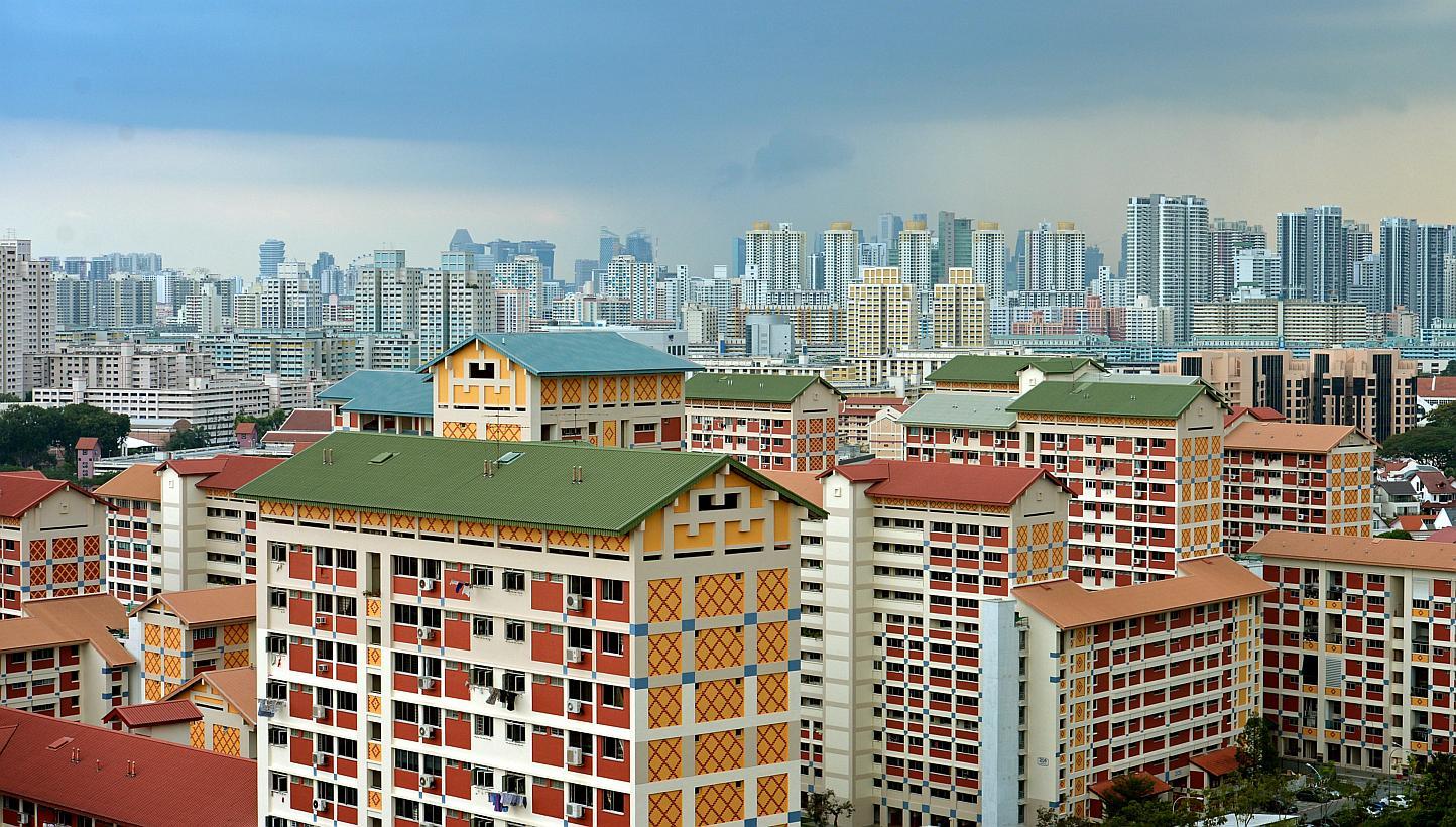 The resale price index for HDB flats fell by 1.0 per cent in the first quarter of 2015 from the previous quarter, based on a flash estimate released by the Housing Board on Wednesday. -- ST PHOTO: KUA CHEE SIONG&nbsp;