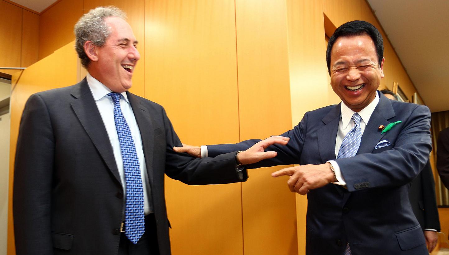 US Trade Representative Michael Froman (left) and Japan's Economy Minister Akira Amari exchanging greetings before talks over deadlocked TPP negotiations, which involve 12 countries.