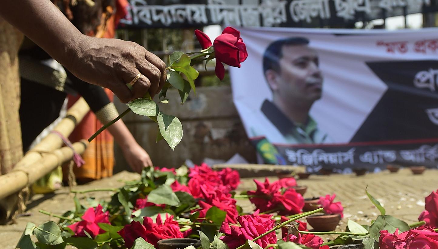 A Bangladeshi social activist pays his last respects to slain US blogger of Bangladeshi origin and founder of the Mukto-Mona (Free-mind) blog site, Avijit Roy, in Dhaka on March 6, 2015 after he was hacked to death by unidentified assailants in the B